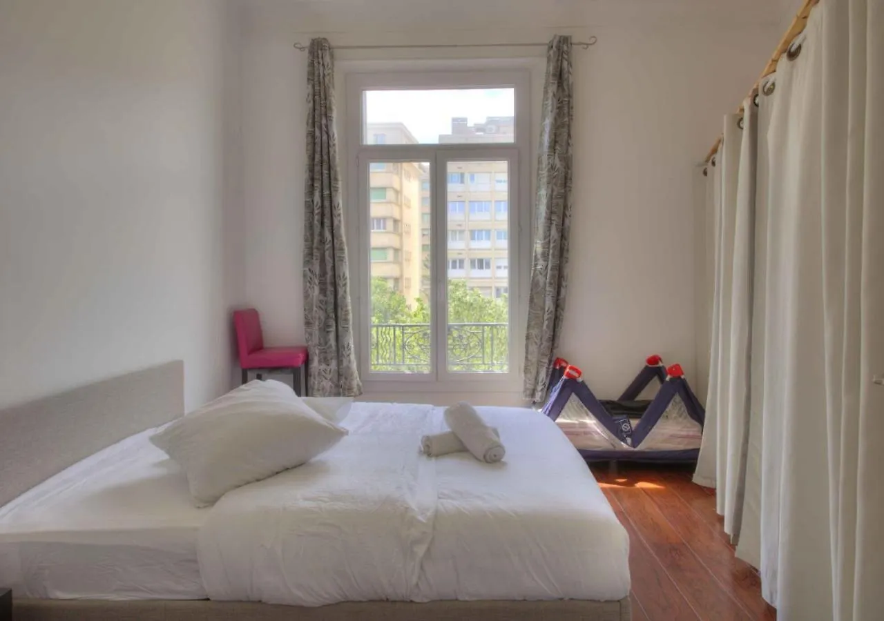 Appartement De Caractere Avenue Du Prado 4 Chambres Marseille 0*,  France